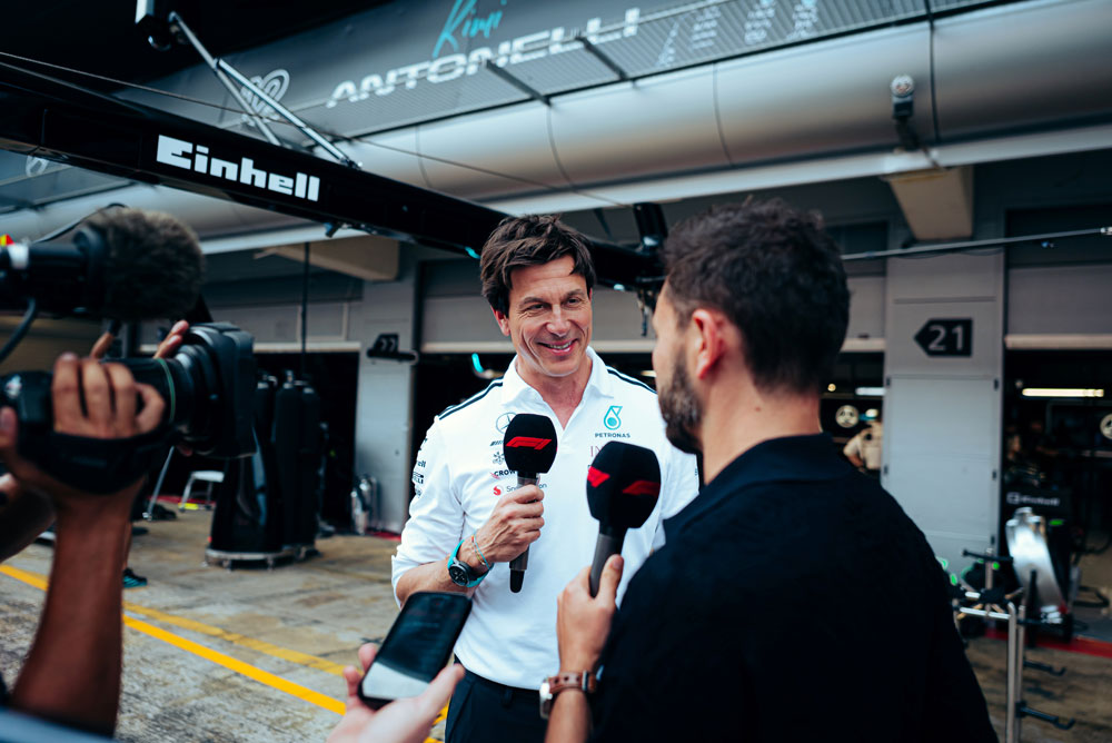 Toto Wolff siendo entrevistado por un reportero.